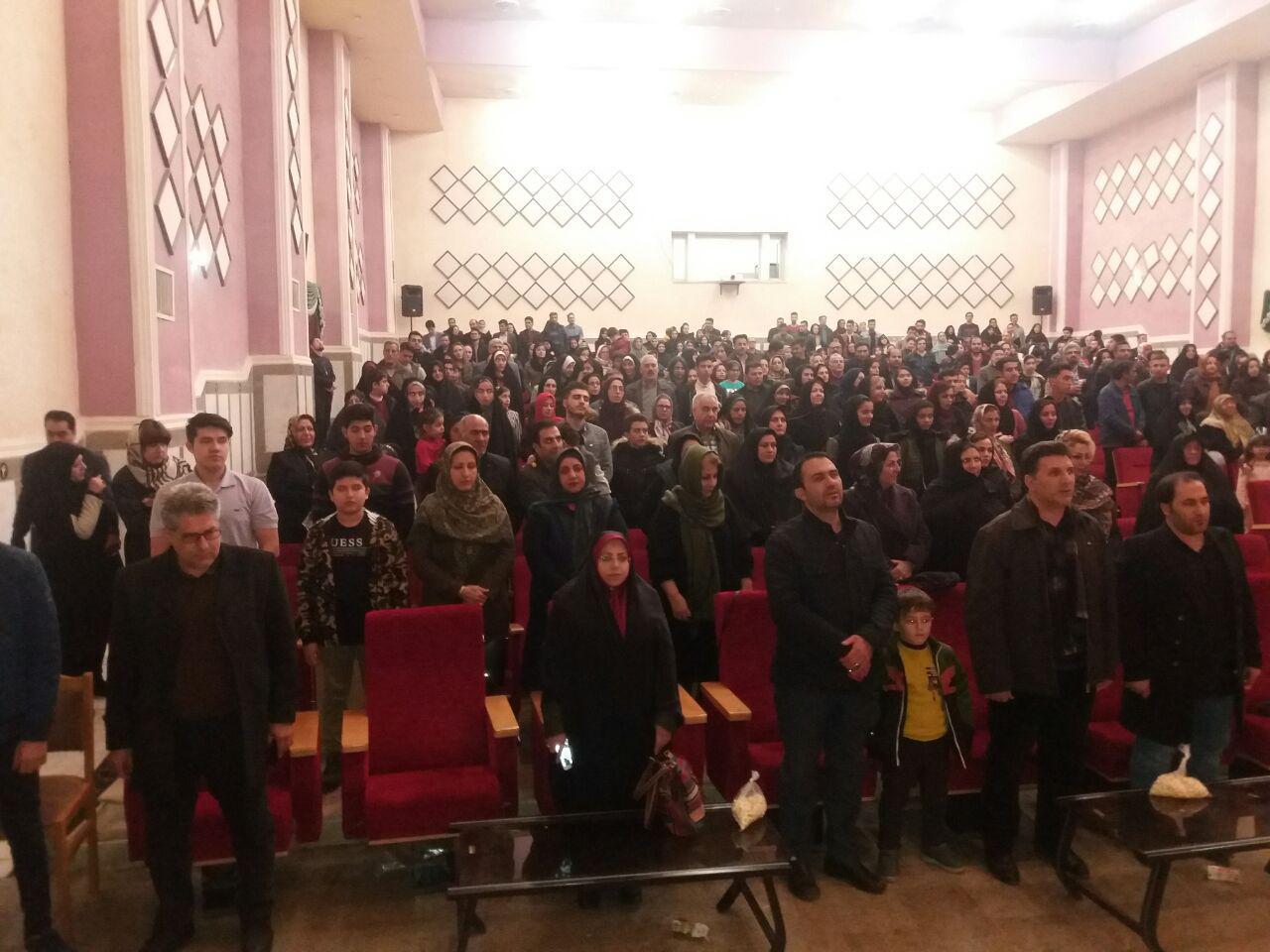 آخرین روز اجرای نمایش سارابئیم خالا بمناسبت چهلمین سالگرد پیروزی انقلاب اسلامی در سالن ارشاد خوی - به روایت از تصویر