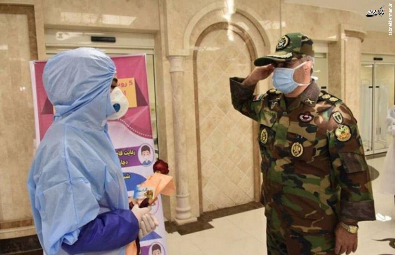 تصویری زیبا از احترام نظامی فرمانده ارشد نیروی زمینی ارتش به پرستار بخش بیماران کرونایی بیمارستان تربت حیدریه