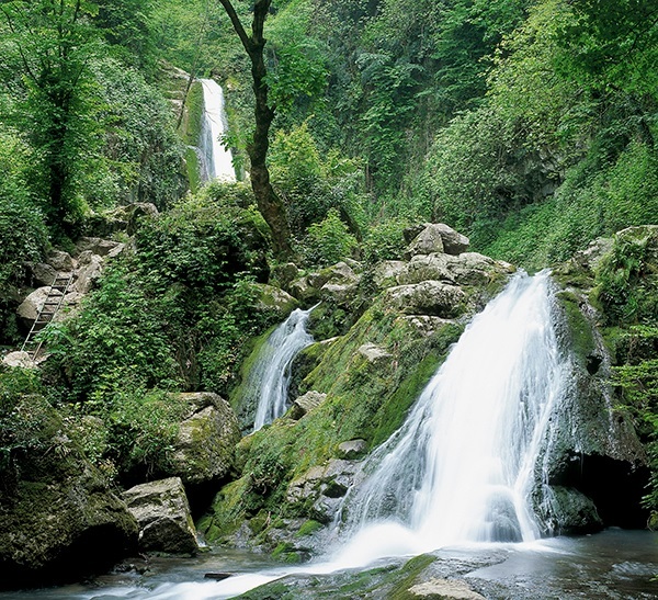 نگارستان ایران سرزمین آبشارها و جلوه‌های طبیعی