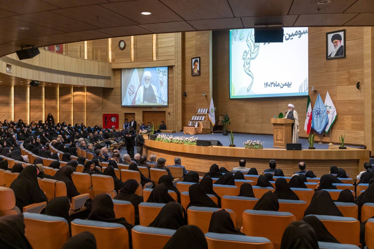 خدمت به مردم، از مهم&zwnj;ترین آموزه&zwnj;های معصومین(ع) است