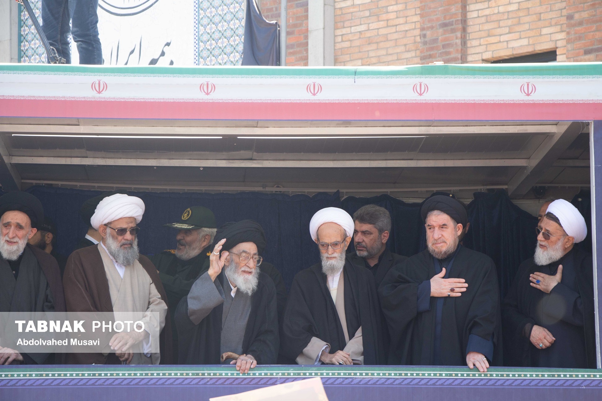 تصاویر/ تشییع حماسی امام جمعه شهید توسط مردم تبریز