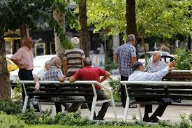 سالمندان در بوستان جهان دیدگان کرج دورهم جمع می‌شوند