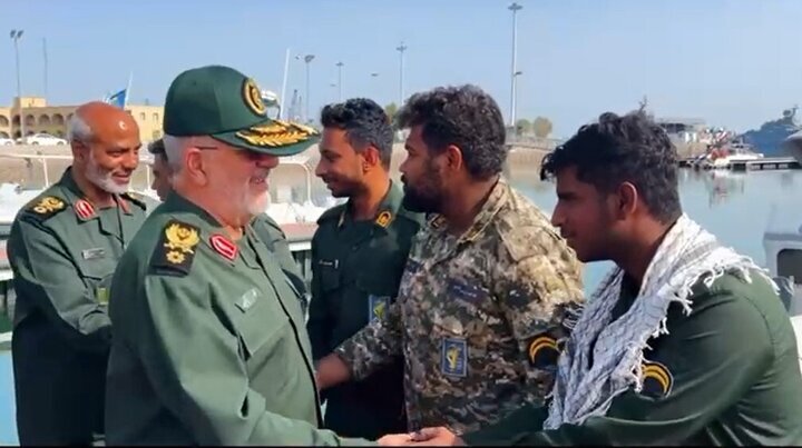 بازدید فرمانده نیروی زمینی سپاه از یگان های رزمی جزایر هرمزگان+فیلم بازدید فرمانده نیروی زمینی سپاه از یگان های رزمی جزایر هرمزگان+فیلم