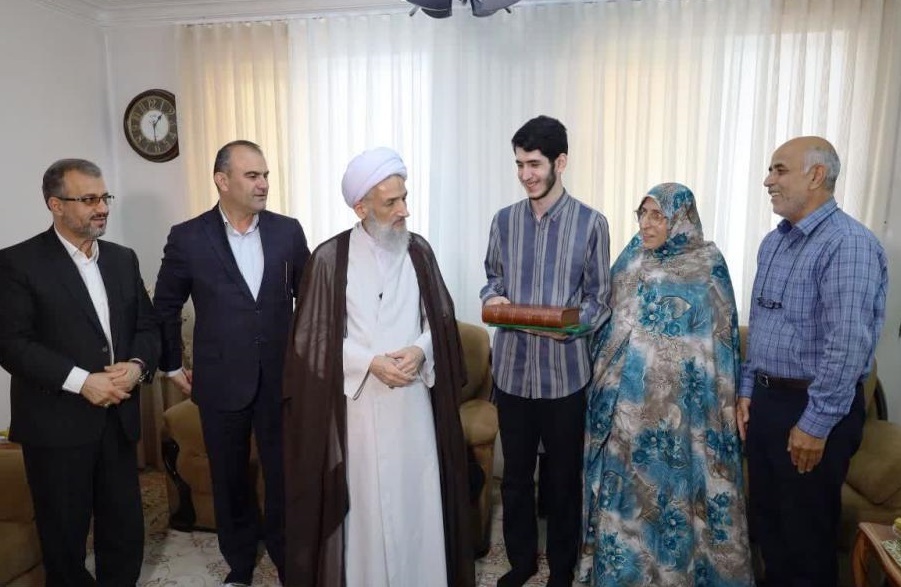 دیدار نماینده ولی فقیه در استان مازندران با نفر چهارم کنکور سراسری/ ورود به دانشگاه، &laquo;جهاد اکبر&raquo; است