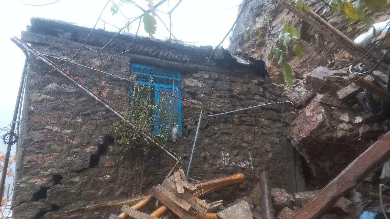 &nbsp;خسارت باران و ریزش سنگ در هورامان تخت/ تعدادی دام تلف شدند و خطر ریزش بیشتر ادامه دارد