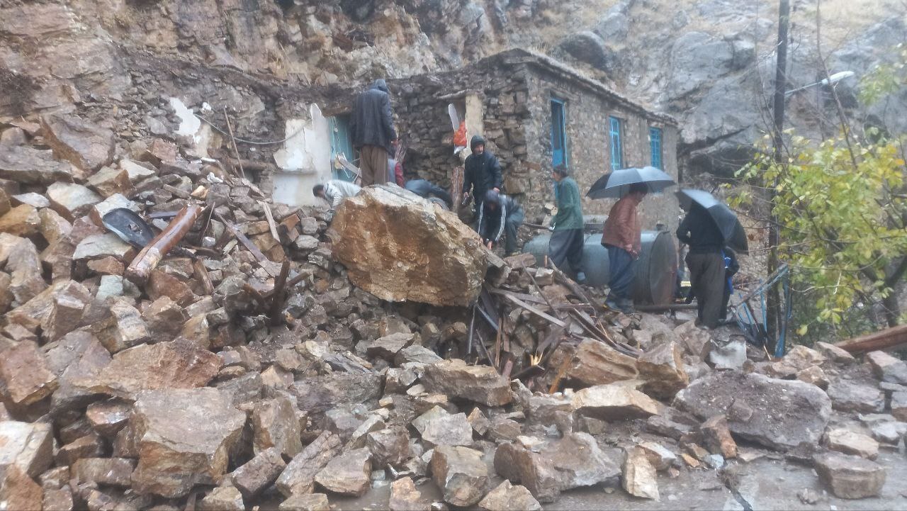 روایت یک خانواده از ریزش سنگ و تخریب منزل در هورامان/ اگر یک دقیقه زودتر رفته بودم، الان زنده نبودم + فیلم