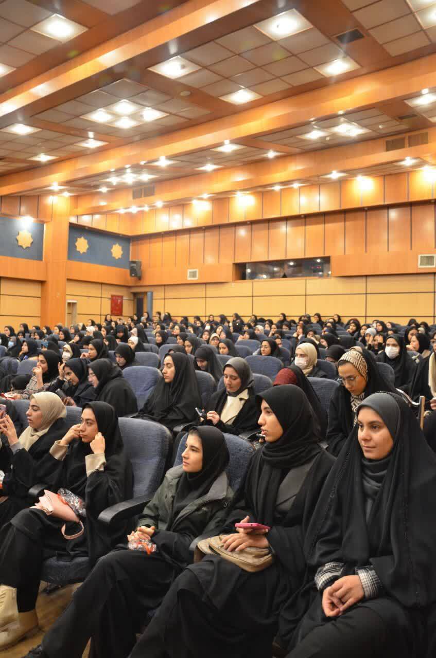 زن در جامعه باید نقش مشارکتی و اثرگذار داشته باشد