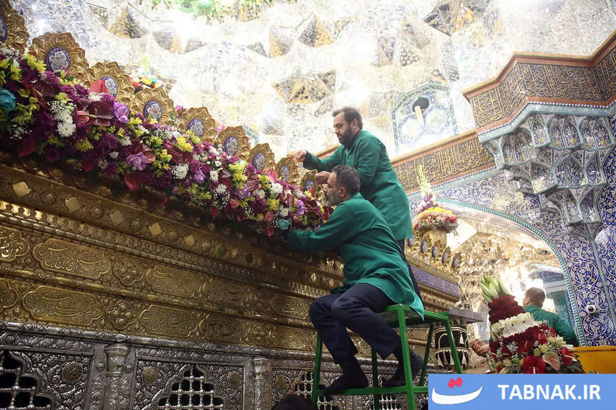 گزارش تصویری/ گلآرایی ضریح مطهر بانوی کرامت در آستانه میلاد حضرت فاطمه زهرا سلام الله علیها گزارش تصویری/ گلآرایی ضریح مطهر بانوی کرامت در آستانه میلاد حضرت فاطمه زهرا سلام الله علیها