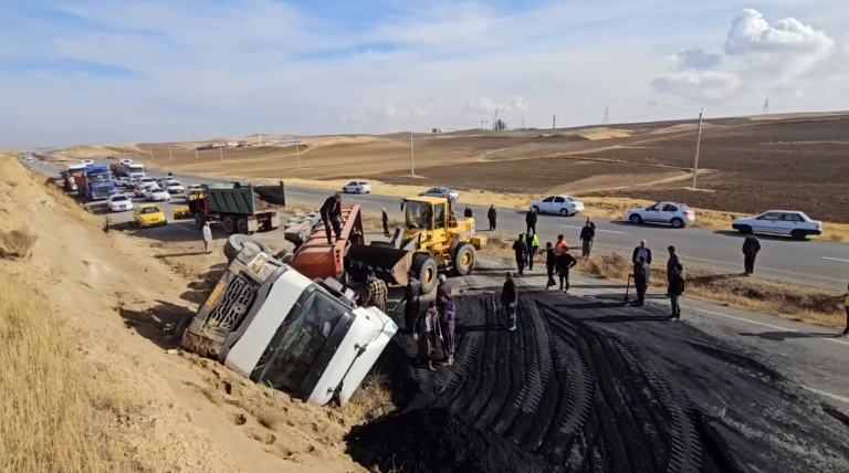 &nbsp;بازگشایی محور بیجار - زنجان با تلاش سه&zwnj;ساعته راهداران شهرستان بیجار + فیلم